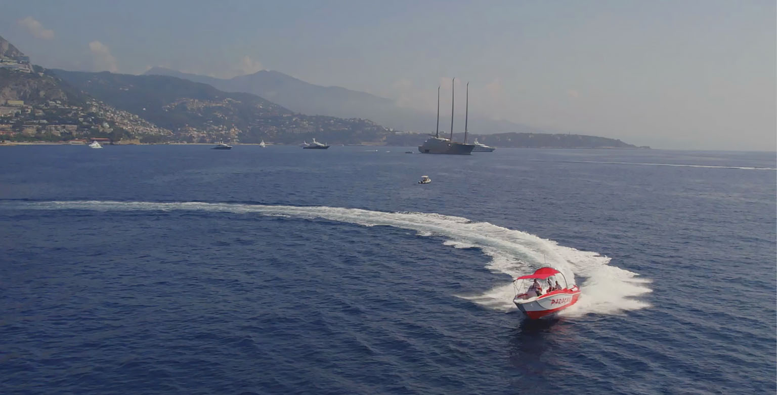 Drone en vol au coucher du soleil au-dessus de la Côte d'Azur
