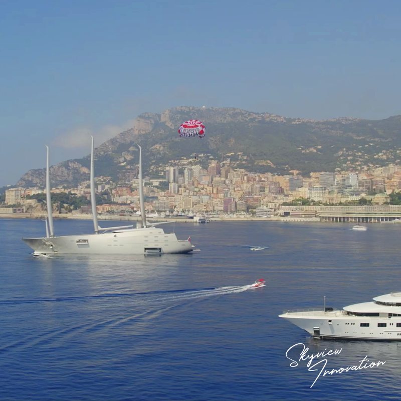 Parasols d'un beach club vus du ciel, image publicitaire par drone