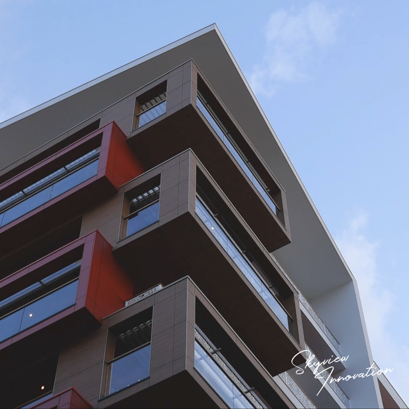 Façade d'un immeuble contemporain à Monaco filmée par drone