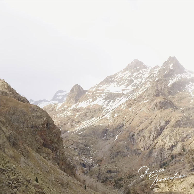 Montagnes enneigées de l'arrière-pays filmées par drone pour la TV et le cinéma